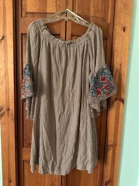 Colorful lace sleeves shift dress